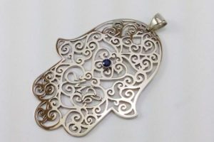 Pendentif main de fatma en or blanc 37